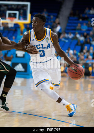 Westwood, CA. 15. November 2015. UCLA Bruins zu schützen (3) Aaron Holiday-Laufwerke in den Korb während ein pre-Season-Spiel zwischen der Cal Poly Mustangs und den UCLA Bruins an Pauley Pavilion in Westwood, Kalifornien. Die UCLA Bruins besiegten die Cal Poly Mustangs 88-83. (Obligatorische Credit: Juan Lainez/MarinMedia/Cal Sport Media) © Csm/Alamy Live-Nachrichten Stockfoto