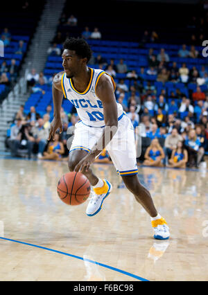 Westwood, CA. 15. November 2015. UCLA Bruins bewachen (10) Isaac Hamilton-Laufwerke in den Korb während ein pre-Season-Spiel zwischen der Cal Poly Mustangs und den UCLA Bruins an Pauley Pavilion in Westwood, Kalifornien. Die UCLA Bruins besiegten die Cal Poly Mustangs 88-83. (Obligatorische Credit: Juan Lainez/MarinMedia/Cal Sport Media) © Csm/Alamy Live-Nachrichten Stockfoto