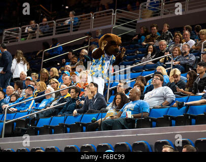 Westwood, CA. 15. November 2015. UCLA Bruins Maskottchen Joe Bruin unterhält das Publikum während eines Pre-Season-Spiels zwischen der Cal Poly Mustangs und den UCLA Bruins an Pauley Pavilion in Westwood, Kalifornien. Die UCLA Bruins besiegten die Cal Poly Mustangs 88-83. (Obligatorische Credit: Juan Lainez/MarinMedia/Cal Sport Media) © Csm/Alamy Live-Nachrichten Stockfoto