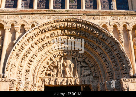 England, Rochester normannische Kathedrale. Der Great West Tür mit romanischen Tympanon Skulptur über der Tür in Halbrunde arch. Stockfoto