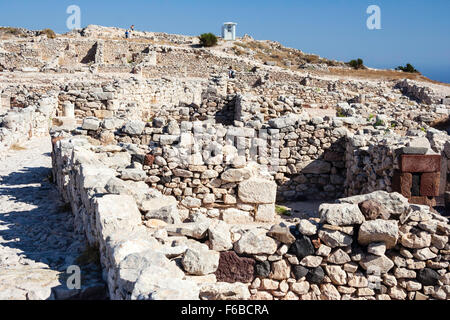 Santorini Thira. Die Fundamente und Mauern der Häuser und Gassen in der Minoischen Ruinen der Stadt des alten Thira auf Mesa Vouno. Blue Sky. Stockfoto