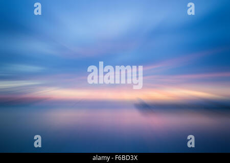 Sonnenuntergang im Meer mit radialen Unschärfe Hintergrund, Fotoarchiv Stockfoto