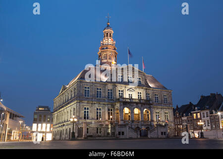 Nacht Ansicht Rathaus auf dem Markt-Platz von Maastricht. Das Gebäude wurde im 17. Jahrhundert von Pieter Post errichtet. Stockfoto