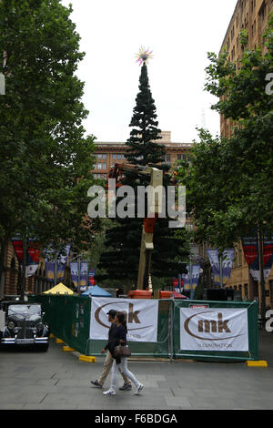 Sydney, Australien. 15 November 2015. Der Weihnachtsbaum wurde in Sydneys Martin Platz aufgestellt. Es ist eine regelmäßige jährliche Funktion. Copyright Credit: 2015 Richard Milnes/Alamy Live-Nachrichten Stockfoto