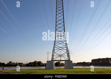 Hochspannungs-Stromleitungen Überquerung des Rheins, Rheindorf, Deutschland. Stockfoto