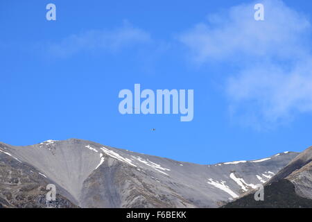 Berggipfel mit blauem Himmel Foto von Haast nach Christchurch auf der Great Alpine Autobahn reisen Stockfoto