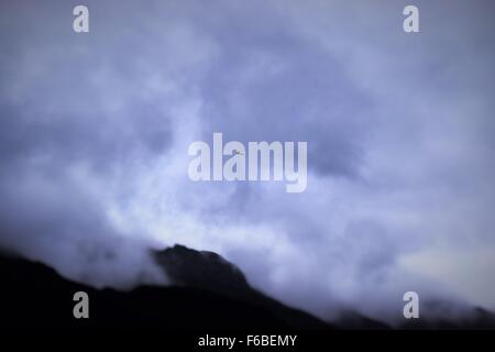 Hubschrauber hoch in den dramatischen aussehenden Himmel auf Dämmerung Stockfoto
