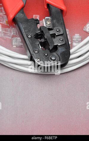 Crimp-Zange mit Netzwerk-Kabel und Stecker Stockfoto