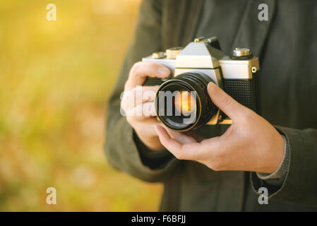 Hipster Fotografin Außenaufnahmen, Herbstlandschaften Natur zu erkunden und fotografieren Stockfoto