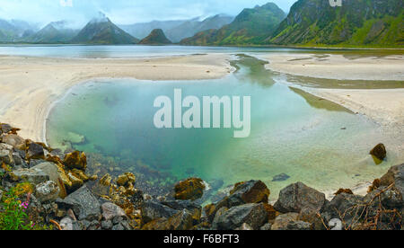 Europäisches Nordmeer bewölkt Nachtansicht mit Sandstrand (nicht weit Vagan, Norwegen). Stockfoto