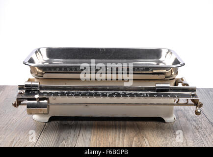 Alte Küchenwaage auf Holz Stockfoto