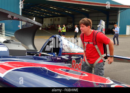 Kirby Chambliss im Wycombe Airpark Vorbereitung für das Red Bull Air Race in Ascot 2015 Stockfoto