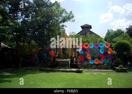 Handgemachte Art Umbrella für Show und Verkauf Reisenden auf Bo sang Handwerk Zentrum Dorf am 7. Oktober 2012 in Chiang Mai, Thailand Stockfoto