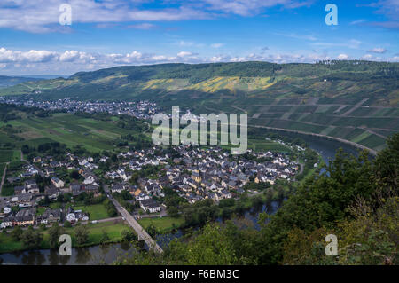 Wolf und Kröv Wein Dorf gesehen vom Mont Royal an der Mosel in der Nähe von Traben-Trarbach, Rheinland-Pfalz, Deutschland Stockfoto