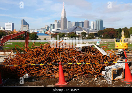 Der Japan-Sport-Rat Journalisten auf die vorgeschlagenen Standort für das neue Herzstück Nationalstadion für die Olympischen Spiele 2020 in Tokio am 16. November 2015 in Tokio eingeladen. Die Abrissarbeiten am alten Nationalstadion wurde offiziell am Ende Oktober abgeschlossen. Japan hat aber noch einen Plan für das neue Stadion einig, nach die ursprünglichen Plänen basierend auf einem Design von Zaha Hadid aufgrund der explodierenden Kosten aufgegeben wurden. Die Verzögerungen bedeuten, daß die Rugby World Cup-Finale im Jahr 2019 wird jetzt gehostet werden, in Yokohama Japan zielt darauf ab, das neue Nationalstadion bereit bis Januar 2020. (Foto Stockfoto