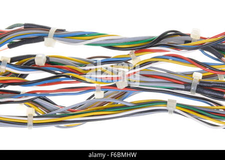 Bündel von Netzwerk-Kabel mit Kabelbindern isoliert auf weißem Hintergrund Stockfoto