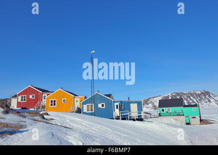 Bunte Häuser in Grönland im Frühling Stockfoto