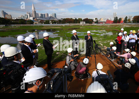 Kazumi Ohigashi, Vorsitzender des Sportrates Japan spricht für Mitglieder der Presse am vorgeschlagenen Standort für ein neues Nationalstadion am 16. November 2015 in Tokio, Japan. Die Abrissarbeiten am alten Nationalstadion wurde offiziell am Ende Oktober abgeschlossen. Japan hat aber noch einen Plan für das neue Stadion einig, nach die ursprünglichen Plänen basierend auf einem Design von Zaha Hadid aufgrund der explodierenden Kosten aufgegeben wurden. Die Verzögerungen bedeuten, daß die Rugby World Cup-Finale im Jahr 2019 wird jetzt gehostet werden, in Yokohama Japan zielt darauf ab, das neue Nationalstadion bereit bis Januar 2020. (Foto von Shingo It Stockfoto