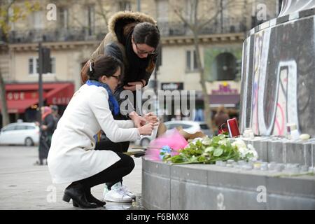 Paris, Frankreich. 14. November 2015. Zwei junge Frauen zündete eine Kerze am Place De La Republique in Paris, Frankreich, am Samstag, 14. November 2015. Der französische Präsident Francois Hollande sagte, mehr als 120 Menschen starben Freitagabend in Shootings in Paris Cafés, Selbstmordattentate in der Nähe französischens Nationalstadion und eine Geiselnahme Schlachtung in einem Konzertsaal. © Jakub Dospiva/CTK Foto/Alamy Live-Nachrichten Stockfoto