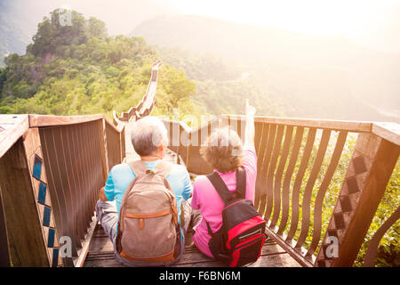 gerne älteres Paar, Wandern auf dem Berg Stockfoto