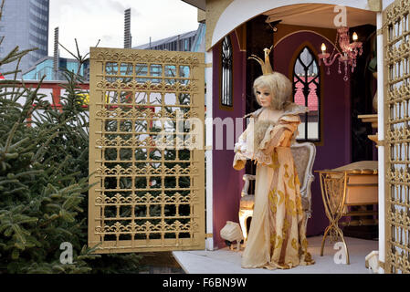 Szenen illustriert deutsche Folklore und magische Geschichten für Kinder installiert auf Weihnachtsmarkt in Leipzig, Deutschland Stockfoto