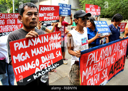 Philippinen. 16. November 2015. Städtischen Armen Gruppe Kadamay Protest vor Manila Boystown Complex in Marikina City auf Nachfrage für die dringende Freigabe der Straße Bewohner statt in Manila Boystown komplexe Tierheim unter der Leitung von der lokalen Regierung von Manila City, nach Kadamay mehr der Inhaftierten Straße Bewohner sind nicht in der Lage, rechtzeitig zu essen, die Straße Bewohner von Manila Ausblenden von Ministerium für soziale Wohlfahrt Entwicklung für die Feier Asian Pacific Economic Cooperation (APEC). © Gregorio B. Dantes Jr./Pacific Press/Alamy Live-Nachrichten Stockfoto