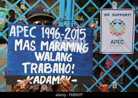 Philippinen. 16. November 2015. Städtischen Armen Gruppe Kadamay Protest vor Manila Boystown Complex in Marikina City auf Nachfrage für die dringende Freigabe der Straße Bewohner statt in Manila Boystown komplexe Tierheim unter der Leitung von der lokalen Regierung von Manila City, nach Kadamay mehr der Inhaftierten Straße Bewohner sind nicht in der Lage, rechtzeitig zu essen, die Straße Bewohner von Manila Ausblenden von Ministerium für soziale Wohlfahrt Entwicklung für die Feier Asian Pacific Economic Cooperation (APEC). © Gregorio B. Dantes Jr./Pacific Press/Alamy Live-Nachrichten Stockfoto