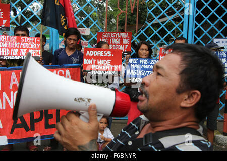 Philippinen. 16. November 2015. Städtischen Armen Gruppe Kadamay Protest vor Manila Boystown Complex in Marikina City auf Nachfrage für die dringende Freigabe der Straße Bewohner statt in Manila Boystown komplexe Tierheim unter der Leitung von der lokalen Regierung von Manila City, nach Kadamay mehr der Inhaftierten Straße Bewohner sind nicht in der Lage, rechtzeitig zu essen, die Straße Bewohner von Manila Ausblenden von Ministerium für soziale Wohlfahrt Entwicklung für die Feier Asian Pacific Economic Cooperation (APEC). © Gregorio B. Dantes Jr./Pacific Press/Alamy Live-Nachrichten Stockfoto