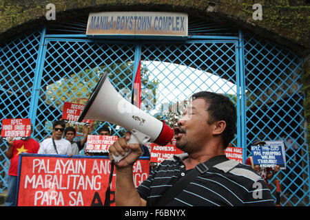 Philippinen. 16. November 2015. Städtischen Armen Gruppe Kadamay Protest vor Manila Boystown Complex in Marikina City auf Nachfrage für die dringende Freigabe der Straße Bewohner statt in Manila Boystown komplexe Tierheim unter der Leitung von der lokalen Regierung von Manila City, nach Kadamay mehr der Inhaftierten Straße Bewohner sind nicht in der Lage, rechtzeitig zu essen, die Straße Bewohner von Manila Ausblenden von Ministerium für soziale Wohlfahrt Entwicklung für die Feier Asian Pacific Economic Cooperation (APEC). © Gregorio B. Dantes Jr./Pacific Press/Alamy Live-Nachrichten Stockfoto