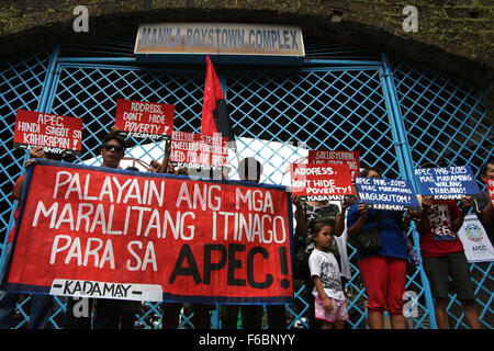 Philippinen. 16. November 2015. Städtischen Armen Gruppe Kadamay Protest vor Manila Boystown Complex in Marikina City auf Nachfrage für die dringende Freigabe der Straße Bewohner statt in Manila Boystown komplexe Tierheim unter der Leitung von der lokalen Regierung von Manila City, nach Kadamay mehr der Inhaftierten Straße Bewohner sind nicht in der Lage, rechtzeitig zu essen, die Straße Bewohner von Manila Ausblenden von Ministerium für soziale Wohlfahrt Entwicklung für die Feier Asian Pacific Economic Cooperation (APEC). © Gregorio B. Dantes Jr./Pacific Press/Alamy Live-Nachrichten Stockfoto