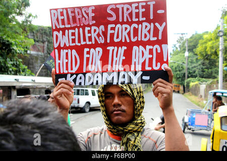 Philippinen. 16. November 2015. Städtischen Armen Gruppe Kadamay Protest vor Manila Boystown Complex in Marikina City auf Nachfrage für die dringende Freigabe der Straße Bewohner statt in Manila Boystown komplexe Tierheim unter der Leitung von der lokalen Regierung von Manila City, nach Kadamay mehr der Inhaftierten Straße Bewohner sind nicht in der Lage, rechtzeitig zu essen, die Straße Bewohner von Manila Ausblenden von Ministerium für soziale Wohlfahrt Entwicklung für die Feier Asian Pacific Economic Cooperation (APEC). © Gregorio B. Dantes Jr./Pacific Press/Alamy Live-Nachrichten Stockfoto