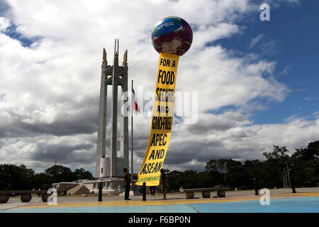 Greenpeace zusammen mit Magsasaka Siyentipiko Para sa Pag-Unlad ng Agrikultura (MASIPAG) und Sibol ng Agham bei Teknolohiya (SIBAT), genetisch veränderte Organismen (GVO) politischer Integration in der ASEAN und der APEC Agenda zum Stillstand fordert und fordert die philippinische Regierung zur Unterstützung der Forschung und Entwicklung der ökologischen Landwirtschaft im Land. Die Aktivisten auch einen großen Ballon mit Nachricht lautstark ins Leben gerufen "für ein Essen zu sichern und GVO-freie APEC und ASEAN in Quezon City Circle in Quezon City. (Foto von Gregorio Dantes Jr./Pacific Press) Stockfoto