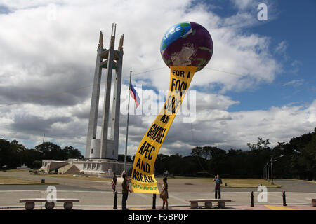 Greenpeace zusammen mit Magsasaka Siyentipiko Para sa Pag-Unlad ng Agrikultura (MASIPAG) und Sibol ng Agham bei Teknolohiya (SIBAT), genetisch veränderte Organismen (GVO) politischer Integration in der ASEAN und der APEC Agenda zum Stillstand fordert und fordert die philippinische Regierung zur Unterstützung der Forschung und Entwicklung der ökologischen Landwirtschaft im Land. Die Aktivisten auch einen großen Ballon mit Nachricht lautstark ins Leben gerufen "für ein Essen zu sichern und GVO-freie APEC und ASEAN in Quezon City Circle in Quezon City. (Foto von Gregorio Dantes Jr./Pacific Press) Stockfoto