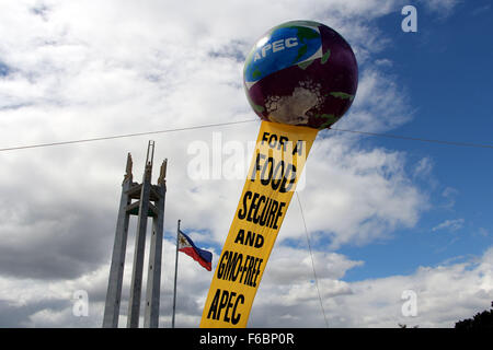 Greenpeace zusammen mit Magsasaka Siyentipiko Para sa Pag-Unlad ng Agrikultura (MASIPAG) und Sibol ng Agham bei Teknolohiya (SIBAT), genetisch veränderte Organismen (GVO) politischer Integration in der ASEAN und der APEC Agenda zum Stillstand fordert und fordert die philippinische Regierung zur Unterstützung der Forschung und Entwicklung der ökologischen Landwirtschaft im Land. Die Aktivisten auch einen großen Ballon mit Nachricht lautstark ins Leben gerufen "für ein Essen zu sichern und GVO-freie APEC und ASEAN in Quezon City Circle in Quezon City. (Foto von Gregorio Dantes Jr./Pacific Press) Stockfoto