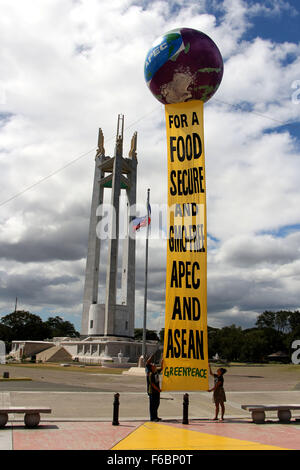 Greenpeace zusammen mit Magsasaka Siyentipiko Para sa Pag-Unlad ng Agrikultura (MASIPAG) und Sibol ng Agham bei Teknolohiya (SIBAT), genetisch veränderte Organismen (GVO) politischer Integration in der ASEAN und der APEC Agenda zum Stillstand fordert und fordert die philippinische Regierung zur Unterstützung der Forschung und Entwicklung der ökologischen Landwirtschaft im Land. Die Aktivisten auch einen großen Ballon mit Nachricht lautstark ins Leben gerufen "für ein Essen zu sichern und GVO-freie APEC und ASEAN in Quezon City Circle in Quezon City. (Foto von Gregorio Dantes Jr./Pacific Press) Stockfoto