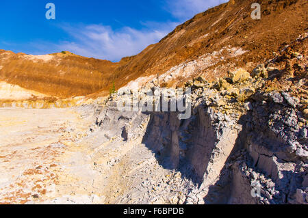 der big Dipper Seilbagger Bagger Graben Lehm auf blauen Himmelshintergrund Stockfoto