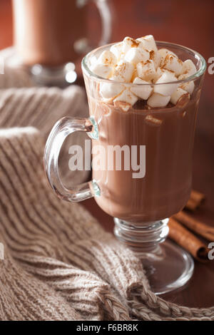 heiße Schokolade mit Zimt Mini Marshmallows Winter trinken Stockfoto