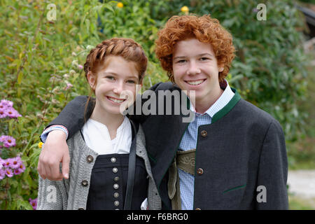 Jungen und Mädchen, Geschwister in bayerischer Tracht, Dirndl und Lederhosen, Tracht, Upper Bavaria, Bavaria, Germany Stockfoto