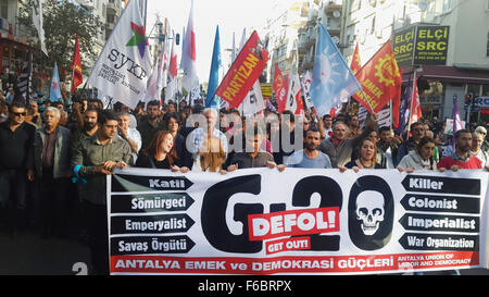 Antalya, Türkei. 15. November 2015. Zahlreiche Bürgerinnen und Bürger demonstrieren gegen den G20-Gipfel in Antalya, Türkei, 15. November 2015. rund 200 Menschen trat die Rallye. Foto: LINDA sagen/Dpa/Alamy Live News Stockfoto