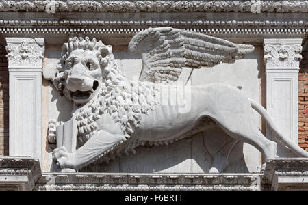 Venezianischen geflügelten Löwen bei Arsenal Gateway, Castello, Venedig, Veneto, Italien Stockfoto