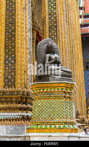 Buddha-Statue Phra Mondop, der Wat Phra Kaeo, der Tempel des Smaragd-Buddha, königlicher Palast, Bangkok, Zentral-Thailand, Thailand Stockfoto