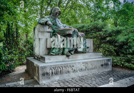 Die Statue des Anonymus von Miklos Ligeti im Budapester Stadtpark, Vajdahunyad-Burg. Erklärte im Jahr 1903 als Geschenk von Franz Joseph II. Stockfoto