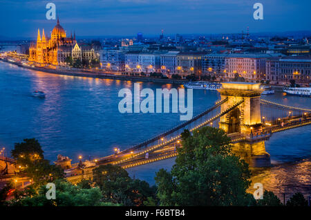 Kettenbrücke mit Orszaghaz im Hintergrund, Budapest, Ungarn Stockfoto