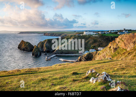 Abendlicht über Mullion Cove auf der Lizard Halbinsel in Cornwall Stockfoto