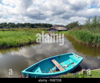 Ein Bootshaus und Blaues Boot auf Hickling Broad in Norfolk Stockfoto