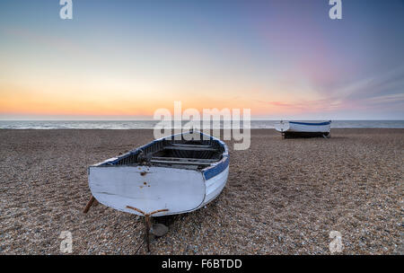 Angelboote/Fischerboote am Strand von Aldeburgh an der Küste von Suffolk Stockfoto