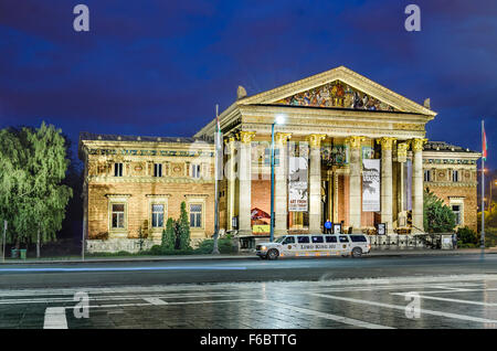 Mucsarnok Kunsthalle, Heldenplatz (Hosok Tere), Budapest, Ungarn, in der Dämmerung. Großer Ort für Kunstausstellungen auf Südseite Stockfoto