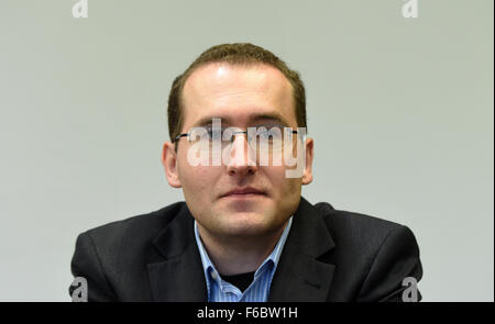 Markus R, ein ehemaliger Mitarbeiter der deutschen Geheimdienst BND, wartet vor seinem Prozess wegen Spionage in einem Gerichtssaal in München, Süddeutschland, am 16. November 2015. Deutscher Bundesverfolger luden ihn als mutmaßliche triple Agent mit Verrat und Korruption, in einem Fall, der während Furore über Enthüllungen der weit verbreitete US-Spionage entstanden. Der 32-j hrige als Markus R wurde von dem deutschen Geheimdienst BND beschäftigt, aber er auch für die CIA und der russische Geheimdienst Spionage war identifiziert, sagte Staatsanwälte in Preise, die bei einem Münchner Gericht. Foto: Christof Stache/dpa Stockfoto