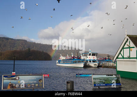 Lake Windermere, Cumbria, UK. 16. November 2015. Großbritannien Wetter. Regenbogen über Lake Windermere. Bowness Bay Promenade unter Wasser im Vordergrund Credit: Gordon Shoosmith/Alamy Live News Stockfoto