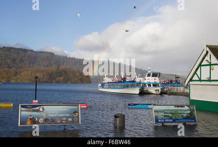 Lake Windermere, Cumbria, UK. 16. November 2015. Großbritannien Wetter. Regenbogen über Lake Windermere. Bowness Bay Pomander unter Wasser im Vordergrund Credit: Gordon Shoosmith/Alamy Live News Stockfoto